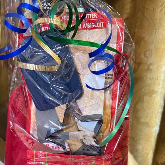 Betty Crocker Festive Red Party Favor Set - Picture 2 of 3